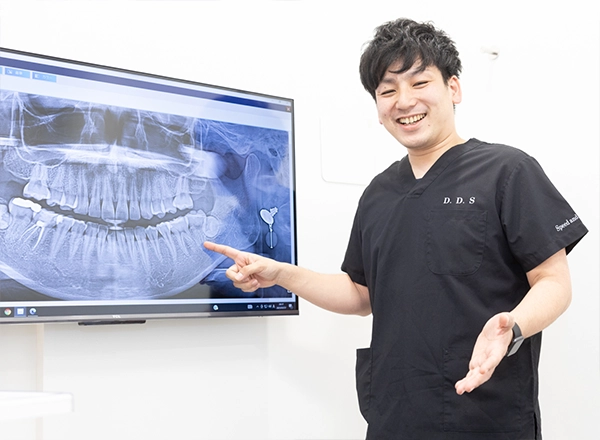 レントゲン画像を使って説明する歯科医師