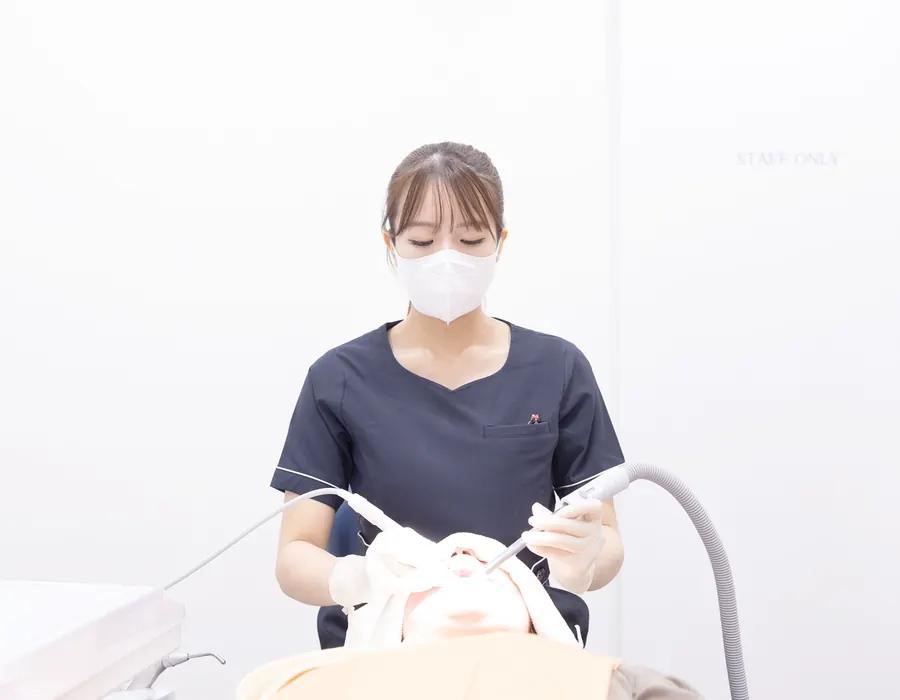 患者に処置を行う女性スタッフ