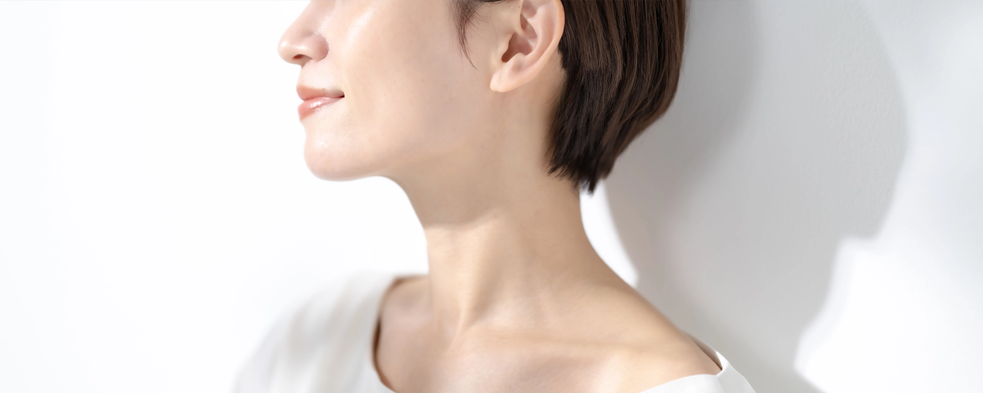 首元に手を添える女性