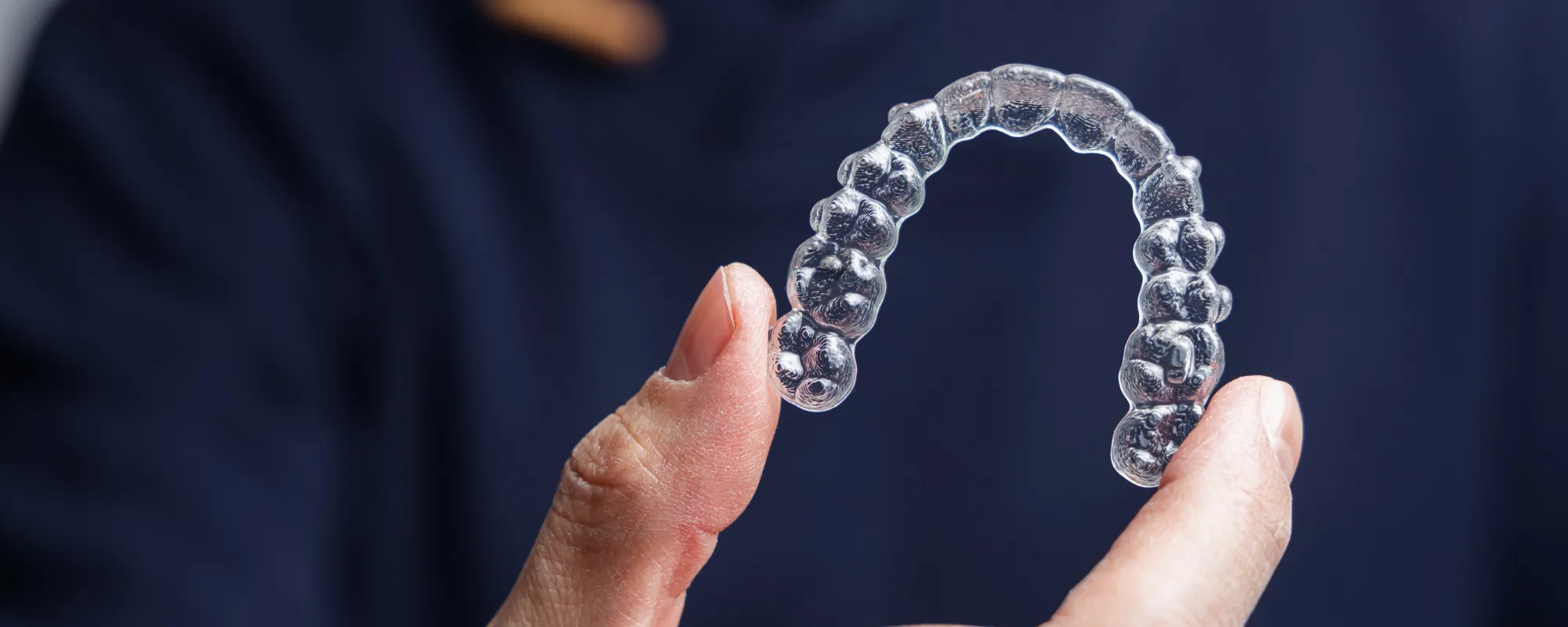 治療契約の前に説明資料を確認している様子のイメージ｜シティデンタルクリニック ペリエ千葉エキナカ